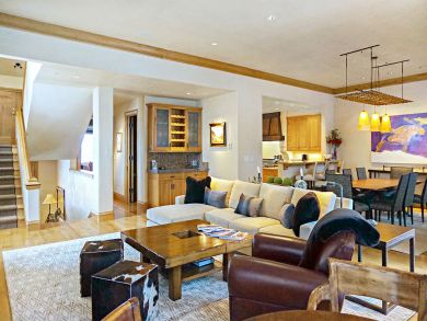 Luxury Ski Townhome Just a Short Walk to Ski Lifts.